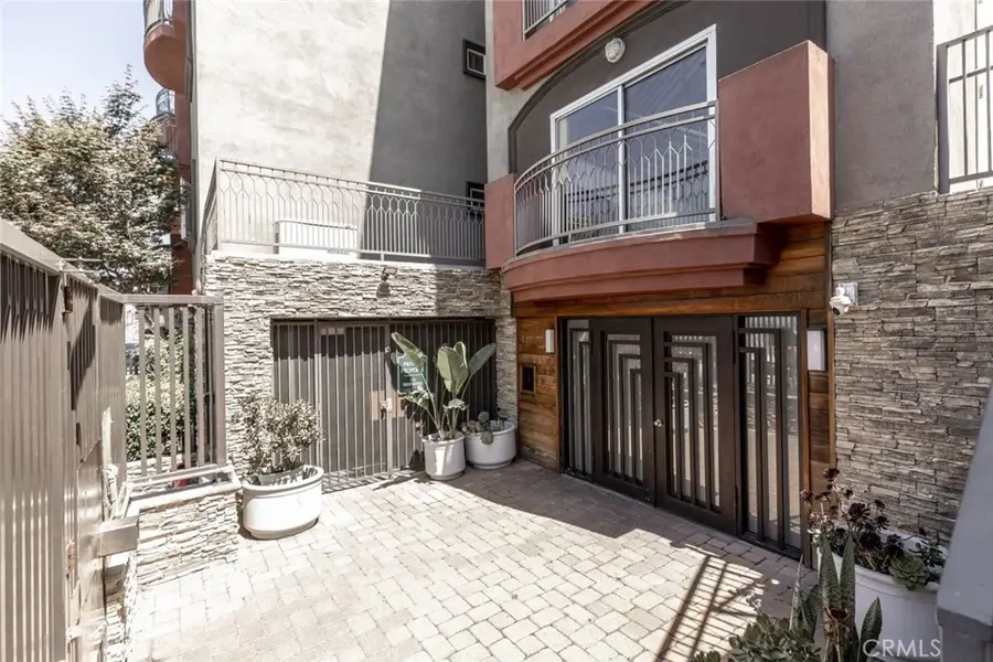 11124 Burbank Boulevard #101, North Hollywood, CA 91601 - #2