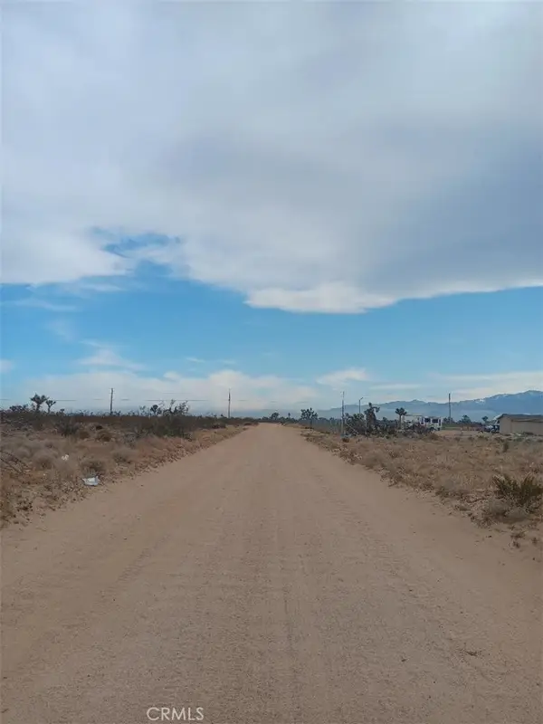 6692 Palmdale Rd, Phelan, CA 92371