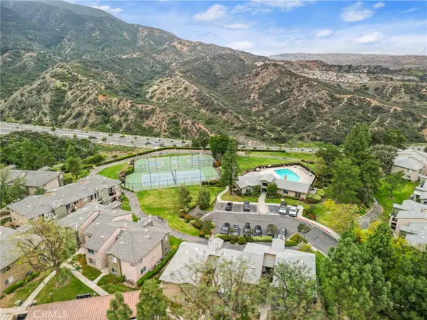 2588 Avenida Del Vista #J202, Corona, CA 92882