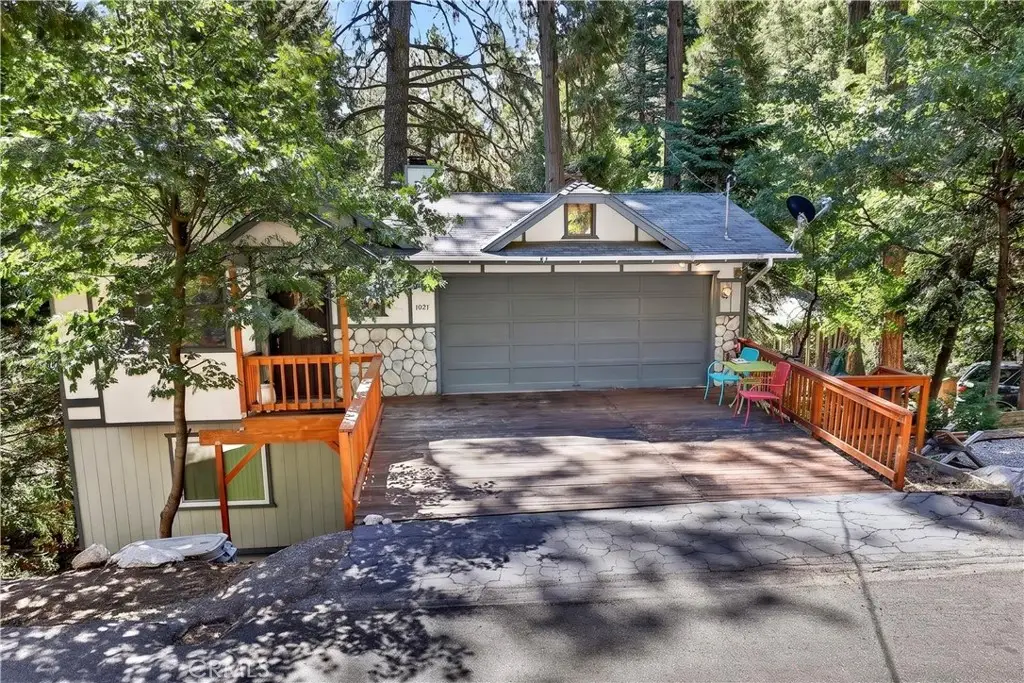 1039 Lausanne, Crestline, CA 92325 - #1