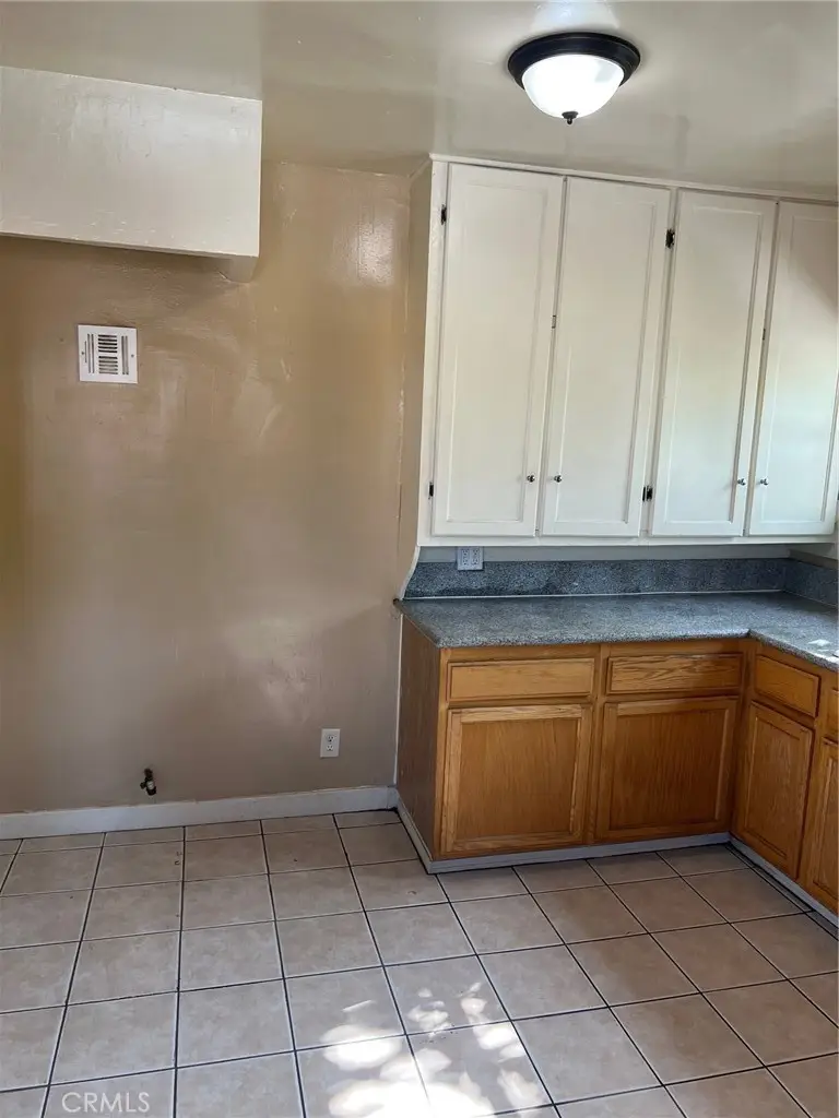 250 W 49th Street #2, Los Angeles, CA 90037 - Image #3