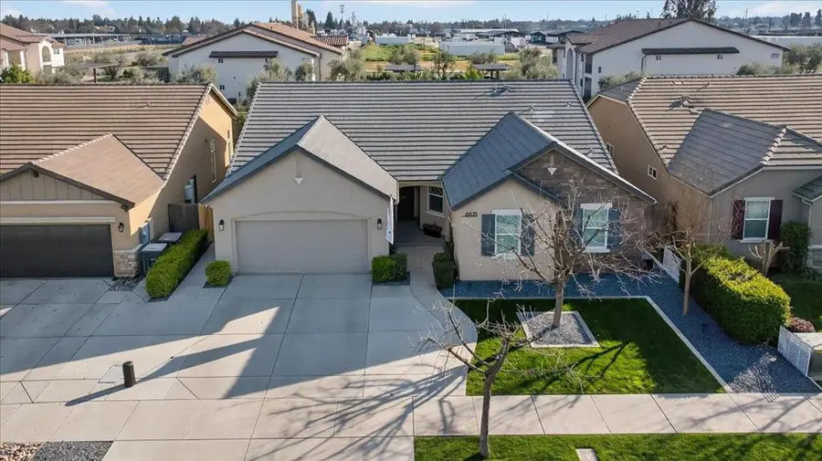 6625 W Vine Court, Visalia, CA 93291 - #2