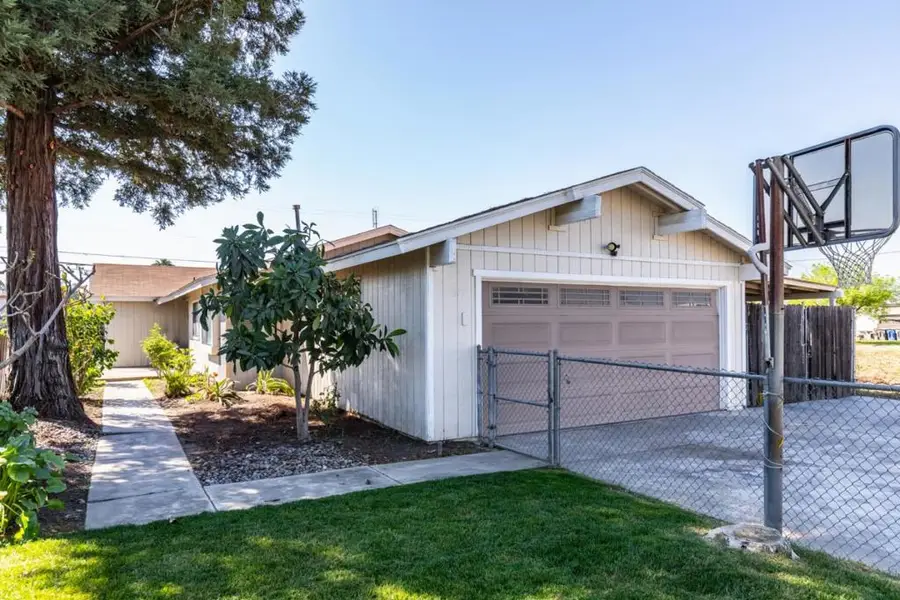 377 W Alluvial Avenue, Pinedale, CA 93650 - #3