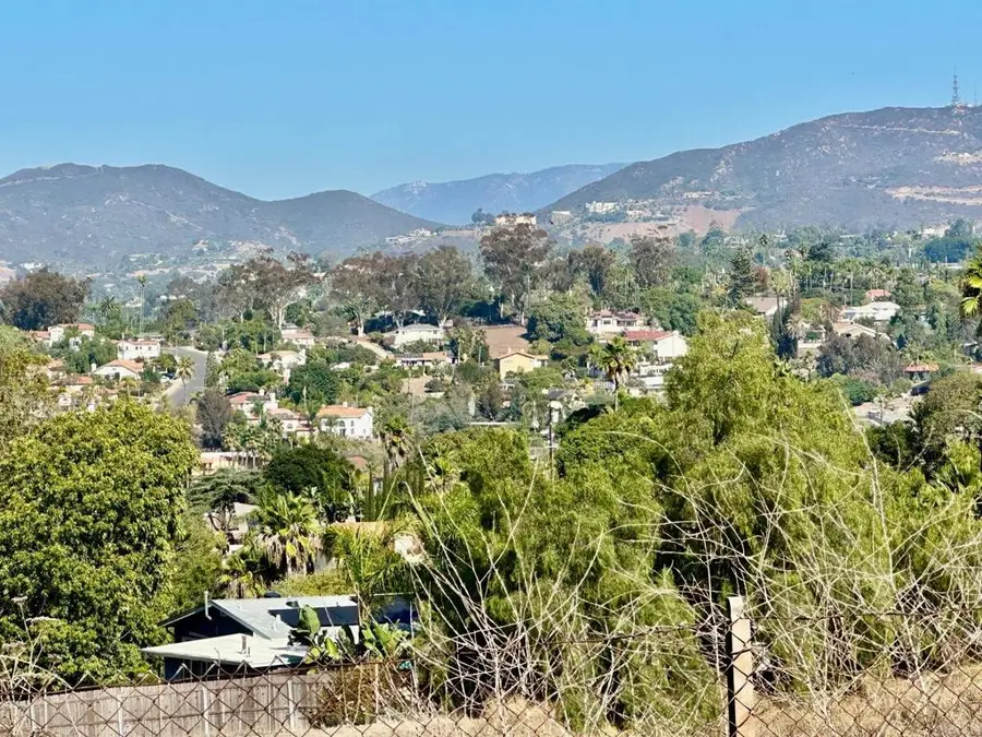 880 Crest View Rd, Vista, CA 92081 - #3