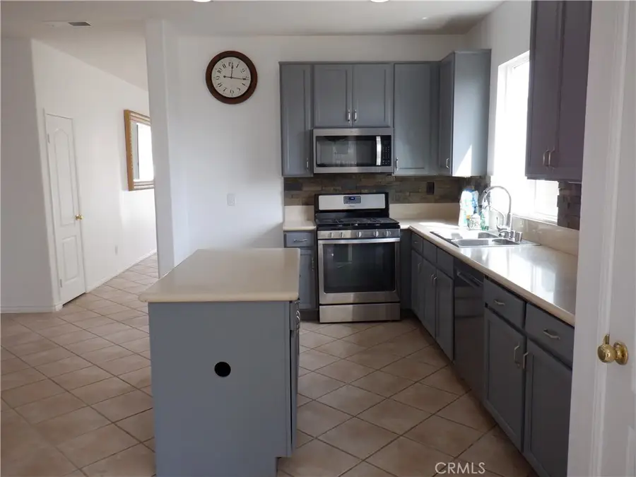 28348 Millbrook Place, Castaic, CA 91384 - Image #3
