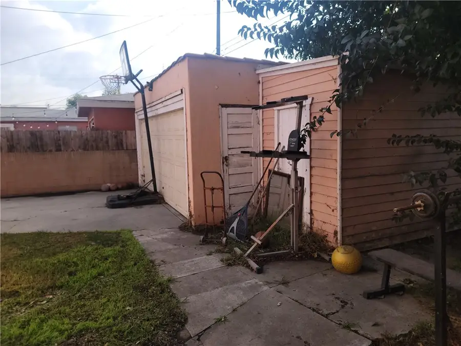 34 E 53rd Street, Long Beach, CA 90805 - #3