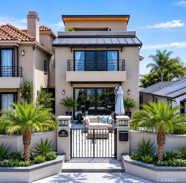 212 Hartford Avenue, Huntington Beach, CA 92648