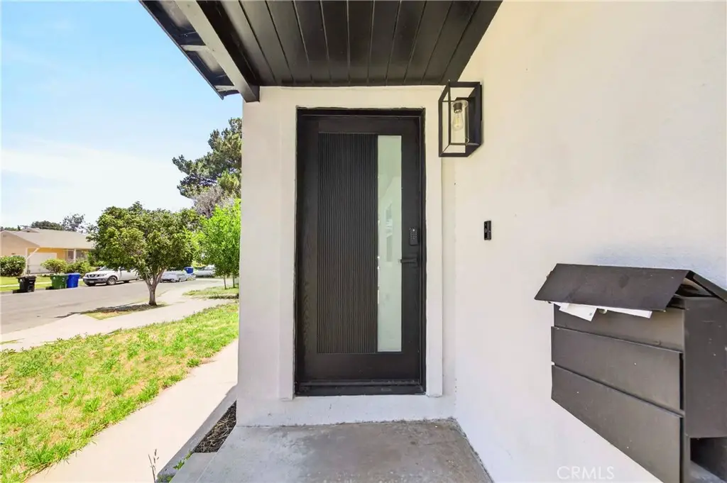 7117 Natick, Van Nuys, CA 91405 - #1