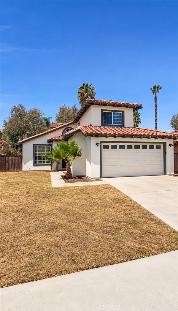 718 Saint Helena, Corona, CA 92879