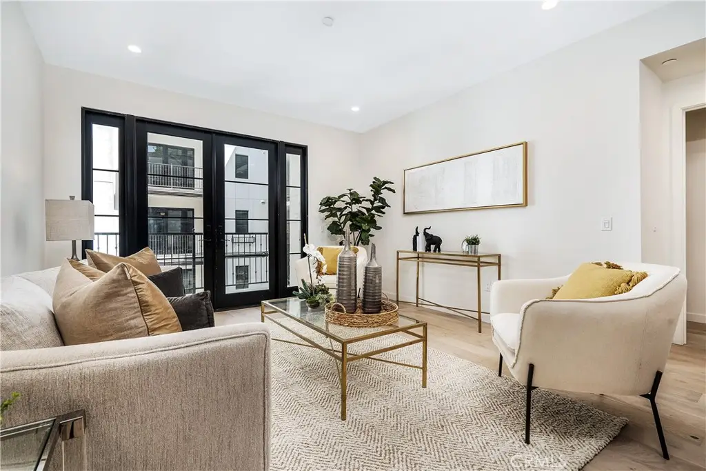 1333 S Orange Grove Avenue #201, Los Angeles, CA 90019 - Image #1