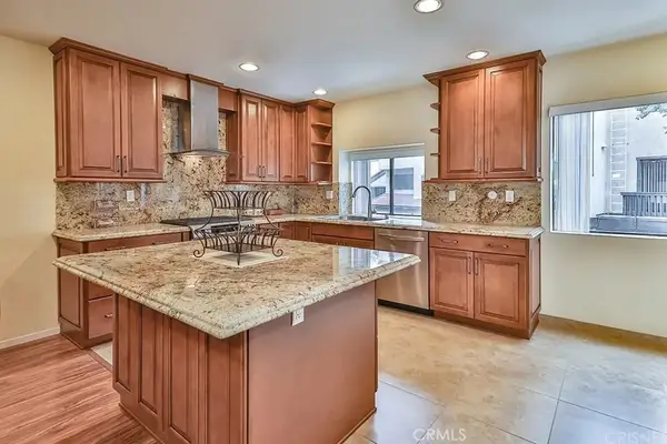 21931 Burbank #23, Woodland Hills, CA 91367