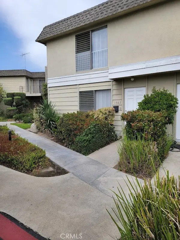 1582 Mitchell Avenue, Tustin, CA 92780