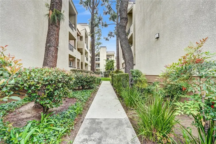 5500 Owensmouth Ave #122, Woodland Hills, CA 91367 - #3