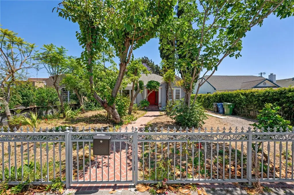 1106 S Victoria Avenue, Los Angeles, CA 90019 - #1