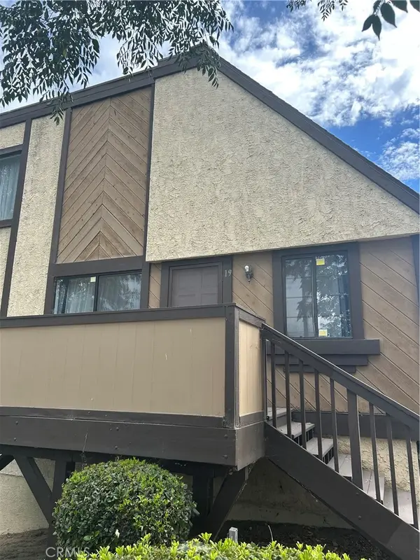 11300 Foothill Boulevard #19, Sylmar, CA 91342
