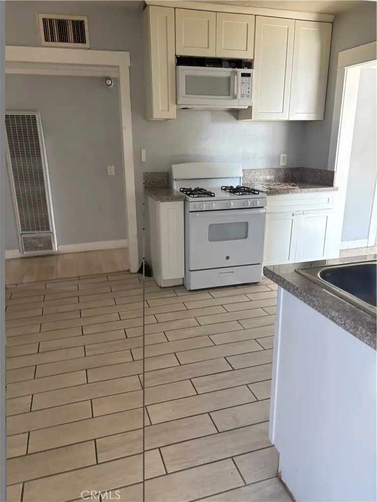 3609 Oliver, Bakersfield, CA 93307 - #3