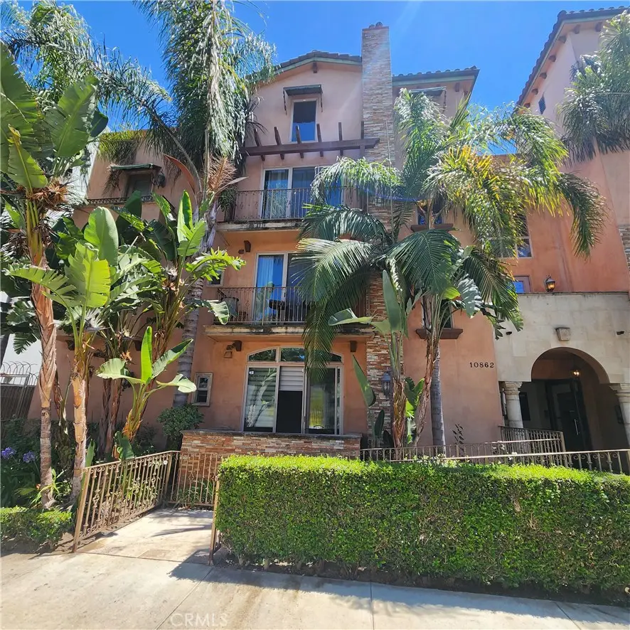 10862 Bloomfield Street #303, Toluca Lake, CA 91602 - Image #2