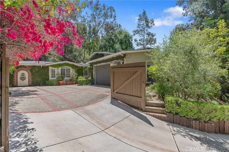 3818 Hayvenhurst Avenue, Encino, CA 91436 - Image #2