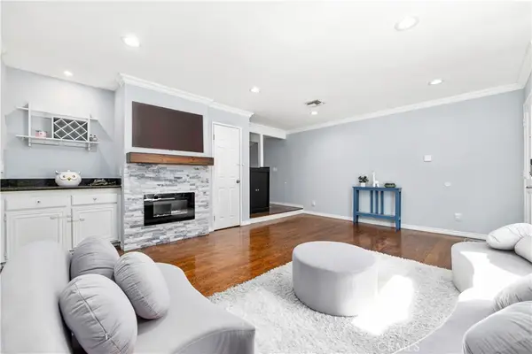 18631 Collins Street #10, Tarzana, CA 91356