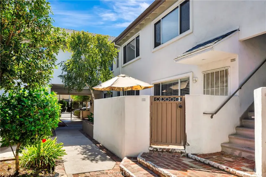 18601 Collins Street #D17, Tarzana, CA 91356 - Image #2