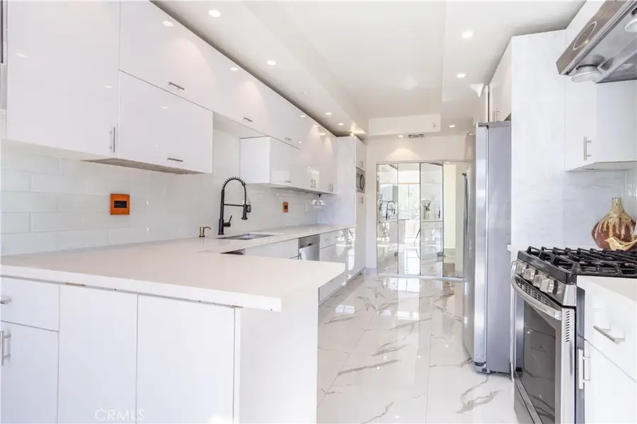 13331 Moorpark Street #319, Sherman Oaks, CA 91423 - Image #2