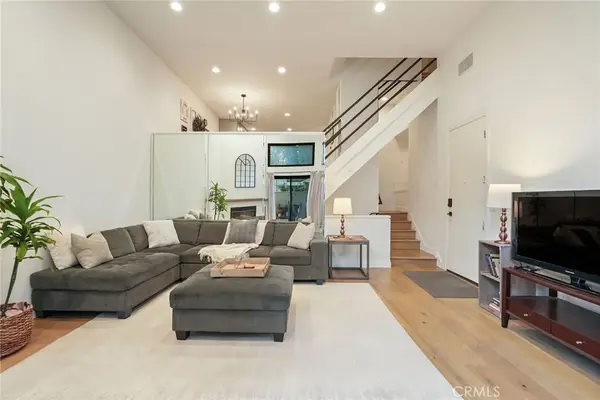 6930 De Celis #16, Lake Balboa, CA 91406