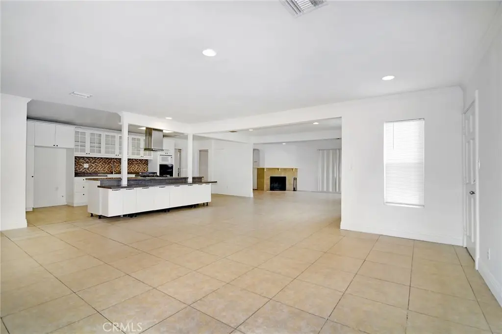 19324 Victory Boulevard, Reseda, CA 91335 - #1