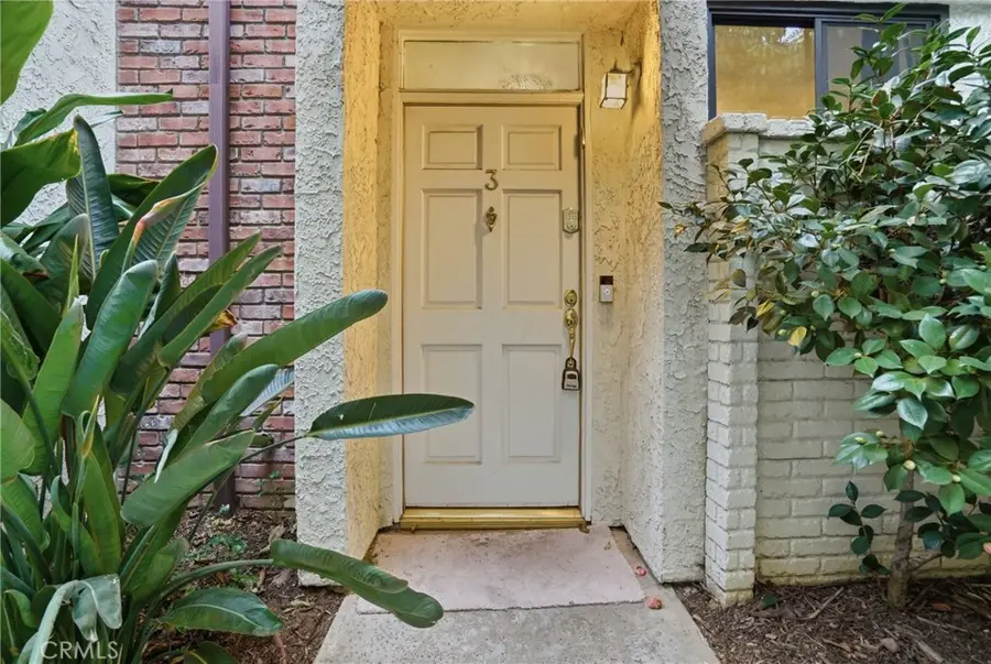 6540 Hayvenhurst Avenue #3, Lake Balboa, CA 91406 - Image #2