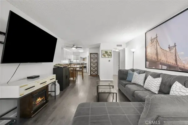 18555 Collins Street #C18, Tarzana, CA 91356