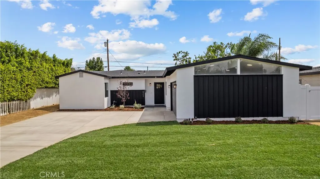 6902 Lasaine Avenue, Lake Balboa, CA 91406 - #1