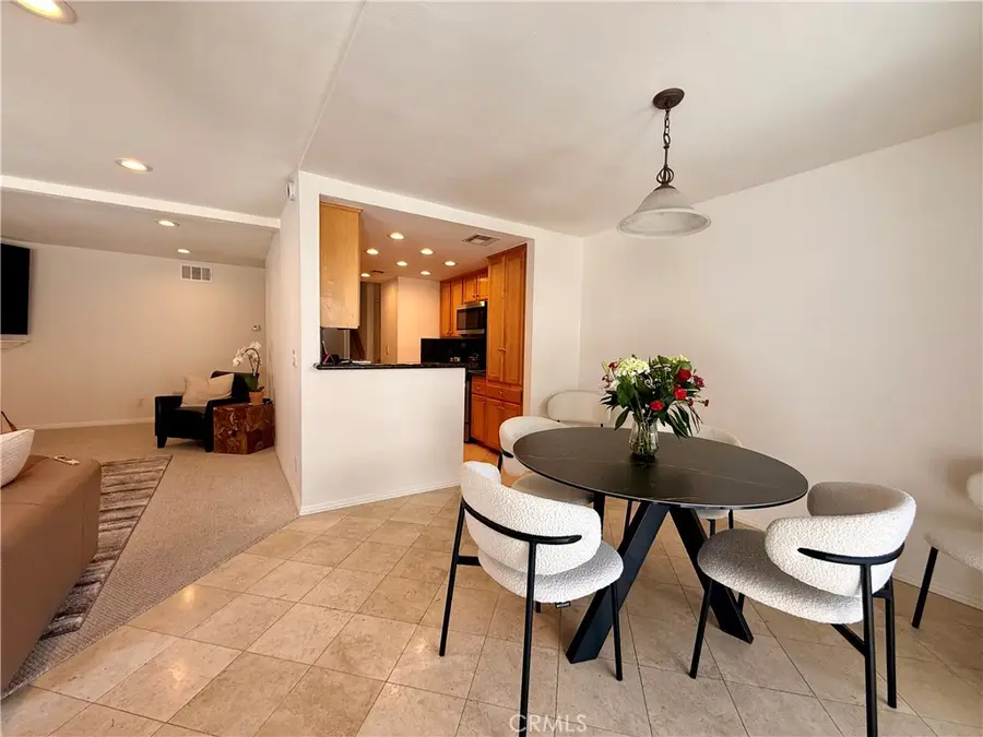 5800 Owensmouth Avenue #26, Woodland Hills, CA 91367 - #3