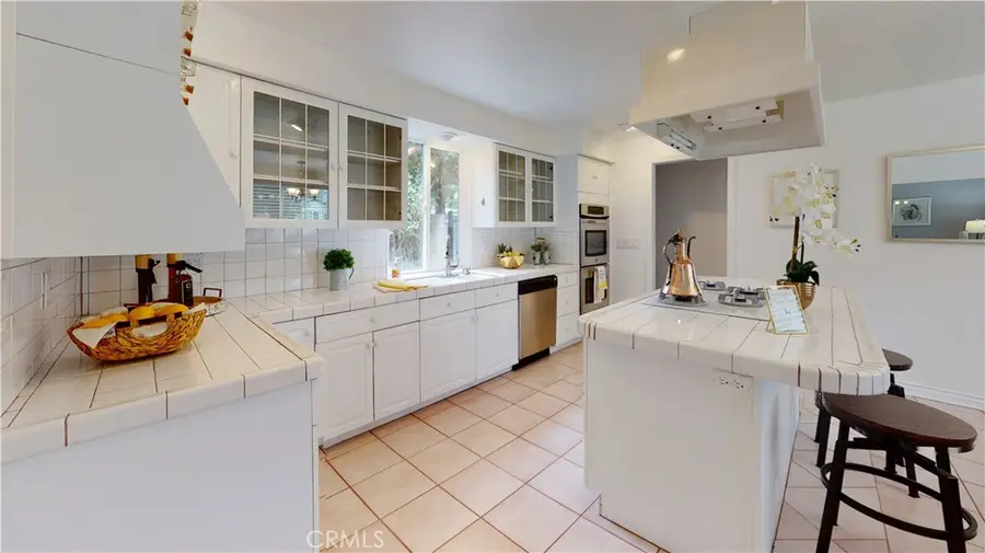 5430 Woodlake Avenue, Woodland Hills, CA 91367 - #3