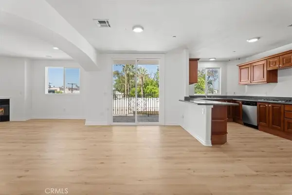 5305 Bellingham #304, Valley Village, CA 91607