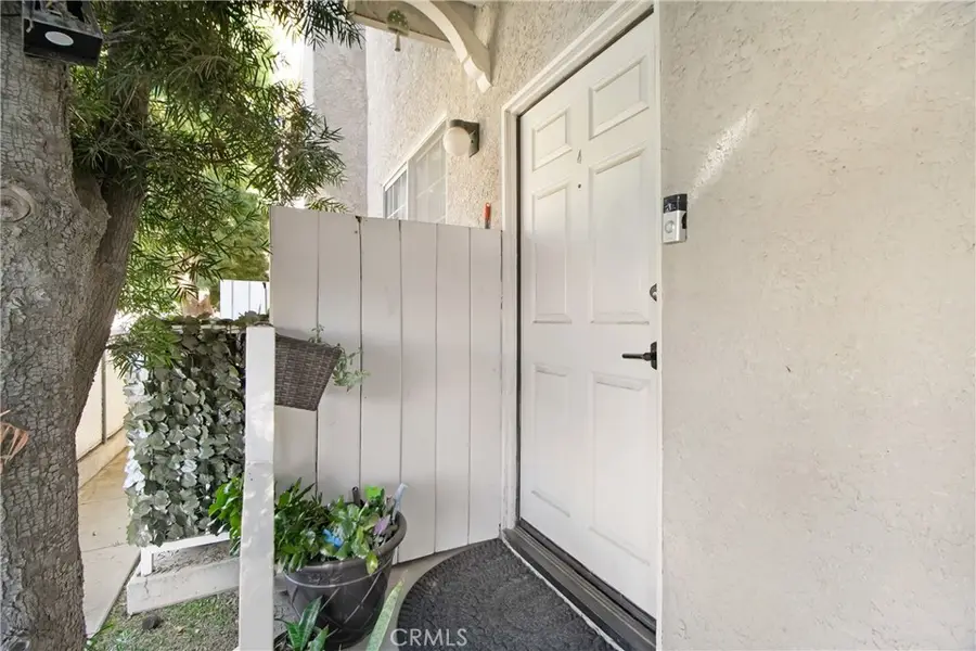 16800 Saticoy #4, Lake Balboa, CA 91406 - #3