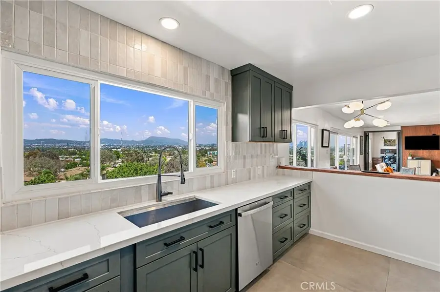 4229 Don Diablo, Los Angeles, CA 90008 - #3