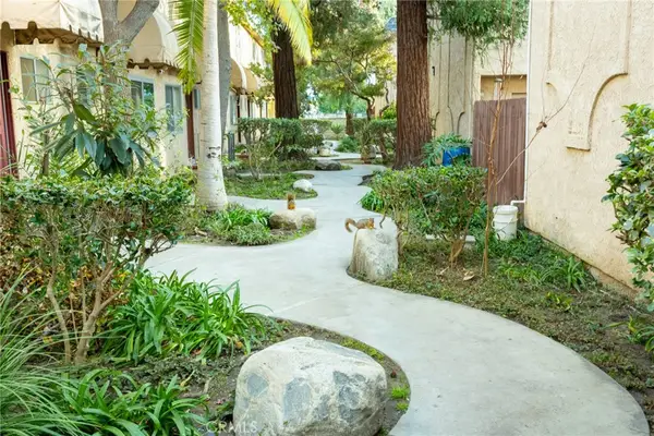 17135 Roscoe Boulevard #7, Northridge, CA 91325