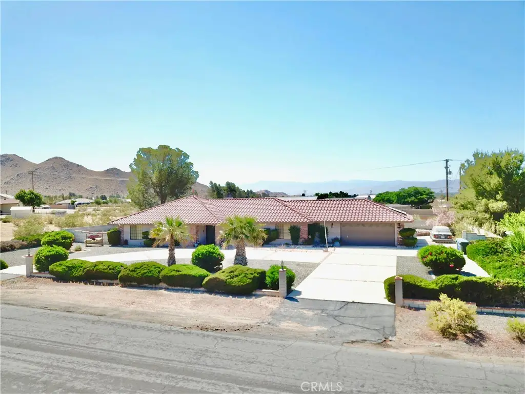 18965 Siskiyou Road, Apple Valley, CA 92307 - #1