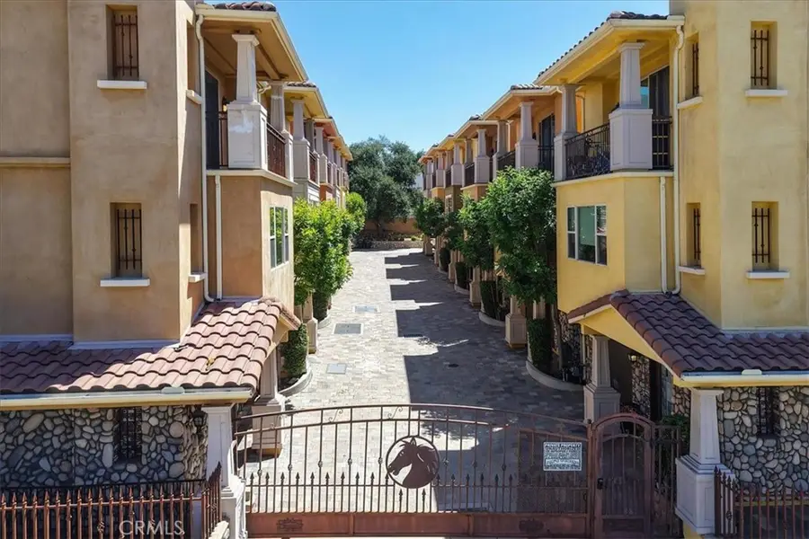 10121 W Amber Court, Tujunga, CA 91042 - #2