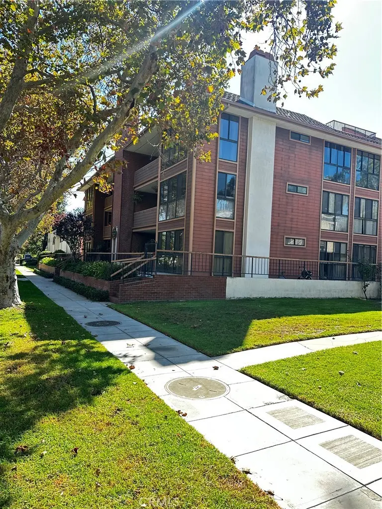 3200 W Riverside Drive #M, Burbank, CA 91505 - #3