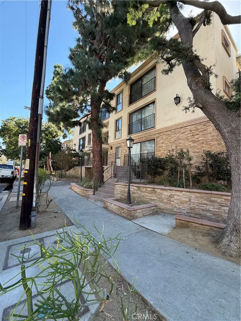 15344 Weddington St #204, Van Nuys, CA 91411 - #1