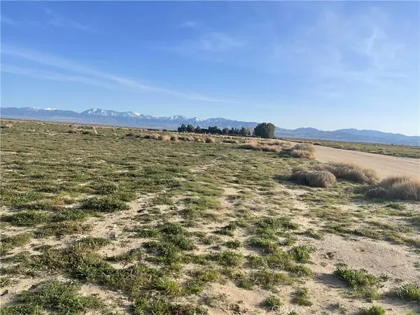 102 E Avenue M, Palmdale, CA 93591