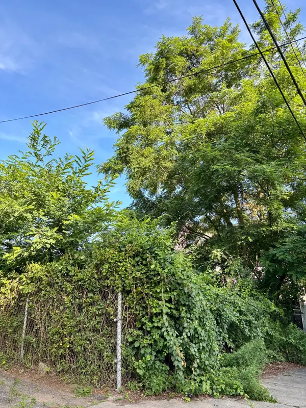 90 Lee Avenue, Bridgeport, CT 06605