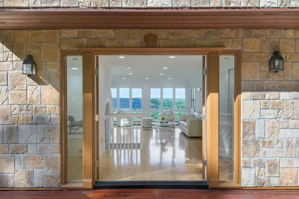 10 Hillcrest Court, Ridgefield, CT 06877