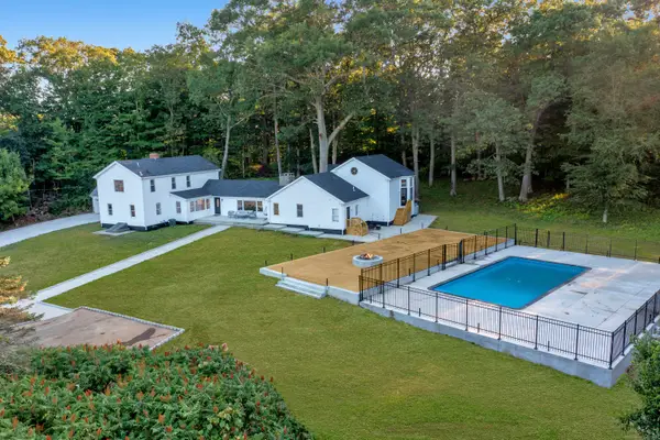 16 Yankee Peddler Path, Madison, CT 06443