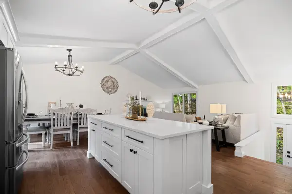 8 Crane Place, Simsbury, CT 06070