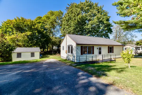 17 Millstone Road West, Waterford, CT 06385