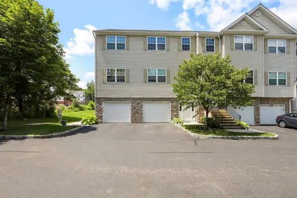 27 Riverview Court #27, Brookfield, CT 06804