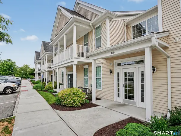 104 Center Meadow Lane #104, Danbury, CT 06810