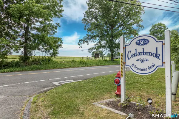 11 Cedarbrook Townhouse #11, Brookfield, CT 06804