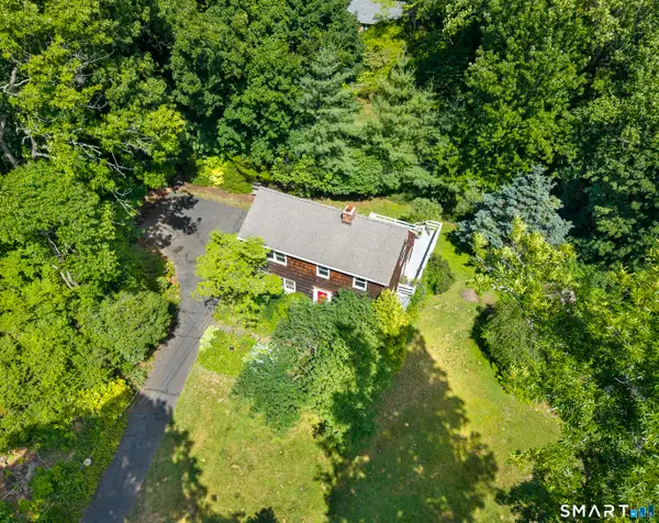 8 Oakledge Circle, Norwalk, CT 06854